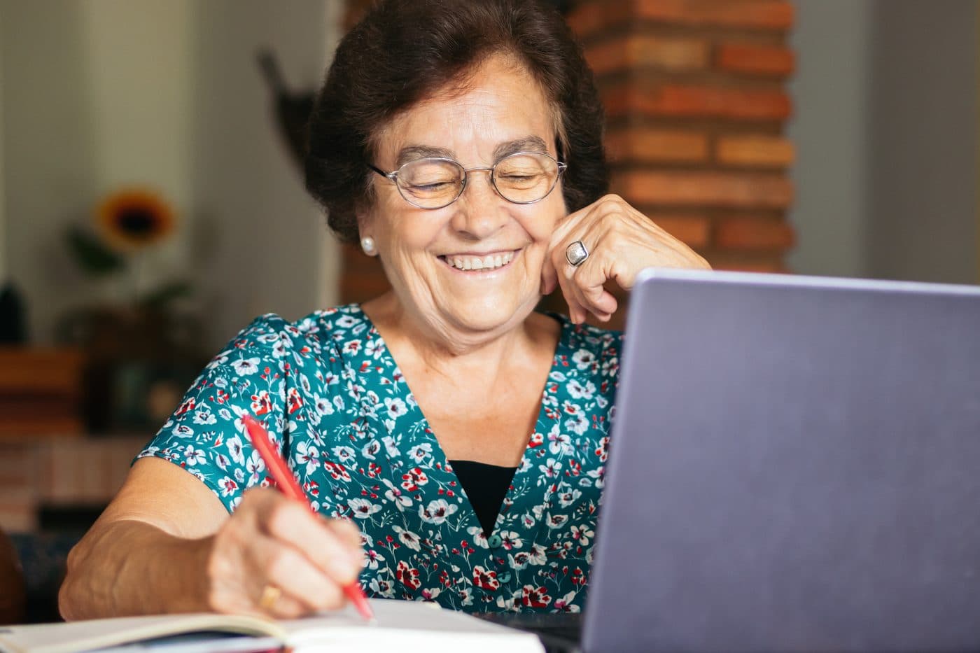 Alumna adulta estudiando la prepa UNIJAL desde casa