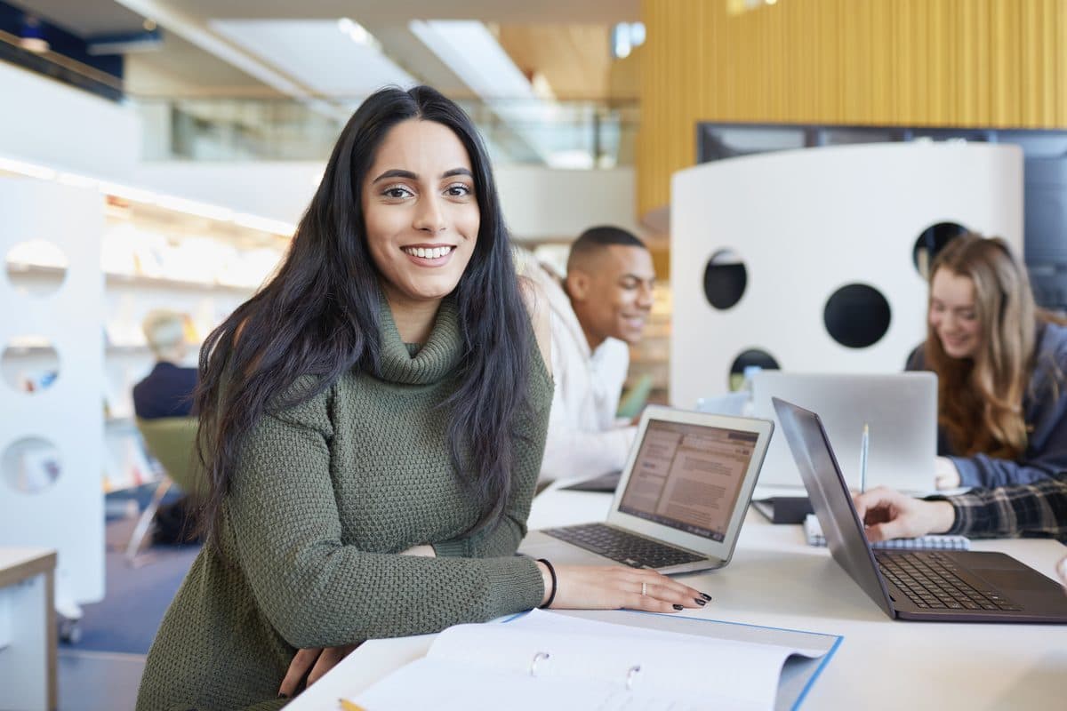 Grupo de personas estudiando juntas con laptops