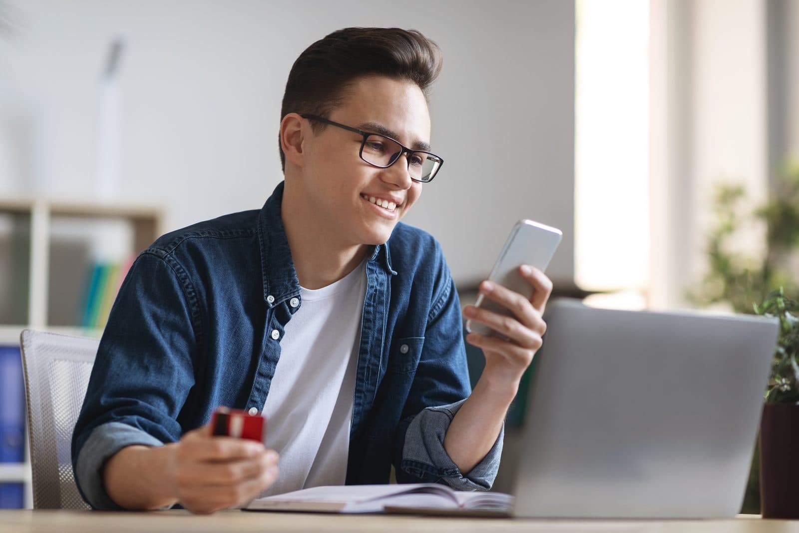 Alumno pagando su semana de la prepa UNIJAL desde el celular