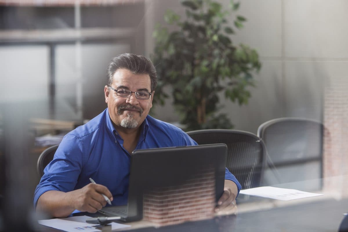 Hombre adulto estudiando la prepa UNIJAL desde su trabajo